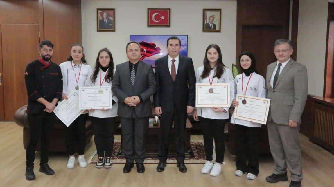 Okul Müdürümüz Mustafa TEMİZ, Yiyecek İçecek Hizmetleri Alanı Öğretmen ve Öğrencilerinden Anlamlı Ziyaret
